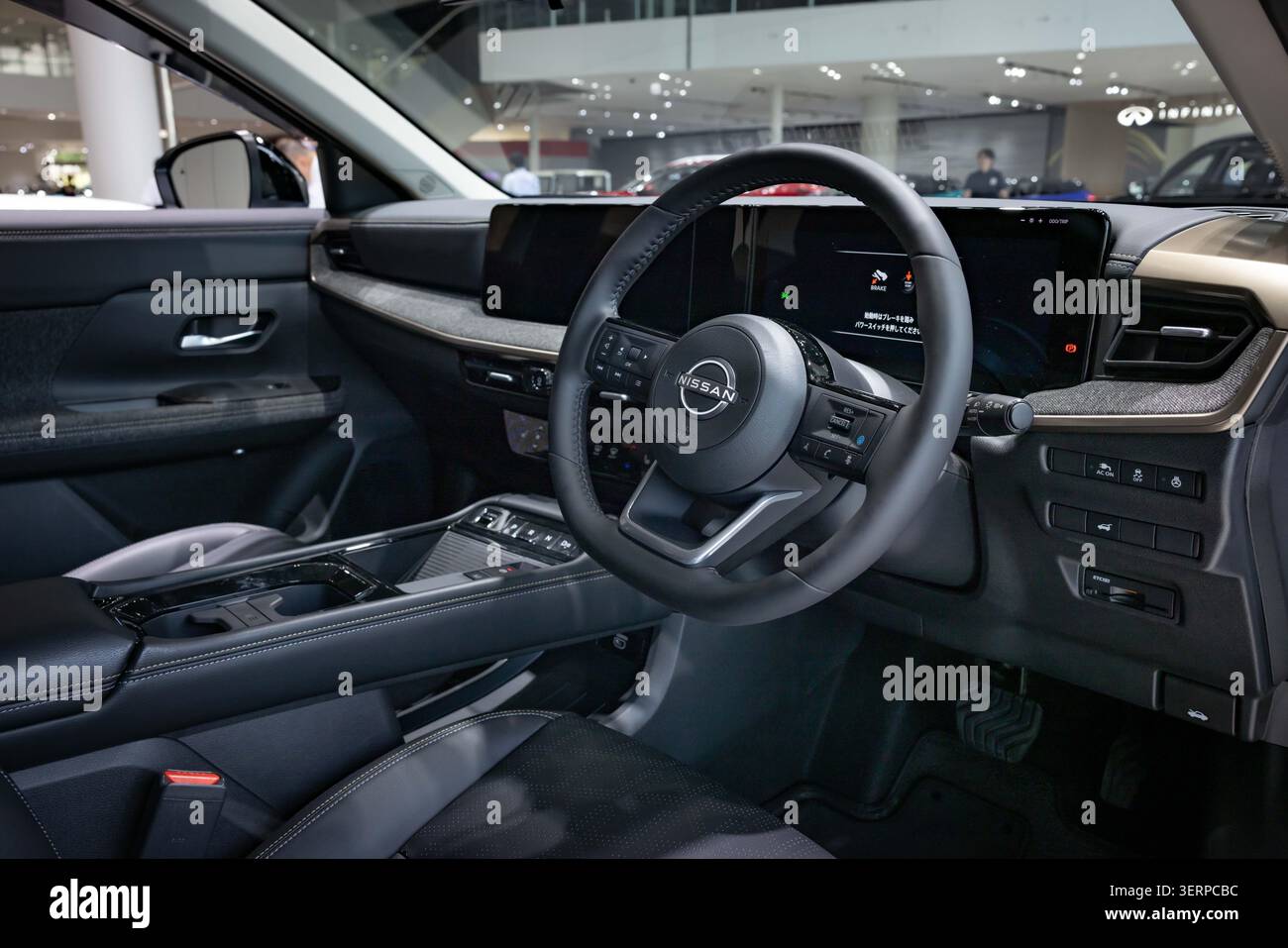 La vista interna della nuova Nissan Kicks del 2026 esposta alla Nissan Gallery. Nissan ha introdotto 2026 Kicks, un crossover subcompatto rinnovato con uno stile più audace e atletico, linee nitide, colori bicolore, illuminazione a LED, e ruote fino a 19 pollici. Il nuovo modello è più grande rispetto a prima e offre uno spazio interno e un vano di carico migliorati. Motorizzato da un motore da 2,0 litri (141 cv) abbinato a un cambio CVT e trazione integrale disponibile per la prima volta. Offre un'efficienza decente (fino a 28/35 mpg città/autostrada), un abitacolo moderno con touchscreen da 12,3", Apple CarPlay/Android Auto AN wireless Foto Stock