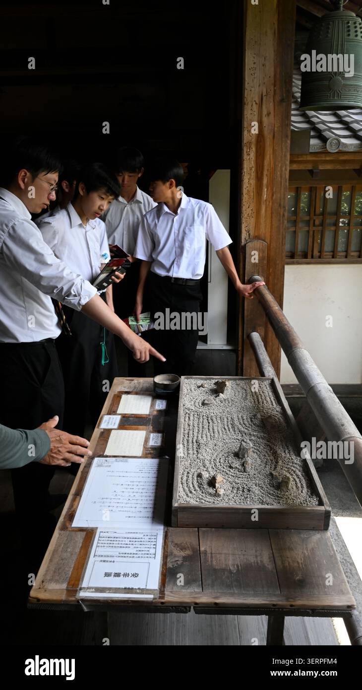 Studenti delle scuole superiori al tempio Ryoanji di Kyoto, Giappone. Foto Stock
