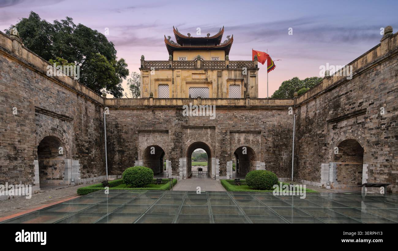 Porta Nord della Cittadella Imperiale di Thang Long al tramonto. Una fortezza storica e patrimonio dell'umanità dell'UNESCO ad Hanoi, Vietnam Foto Stock