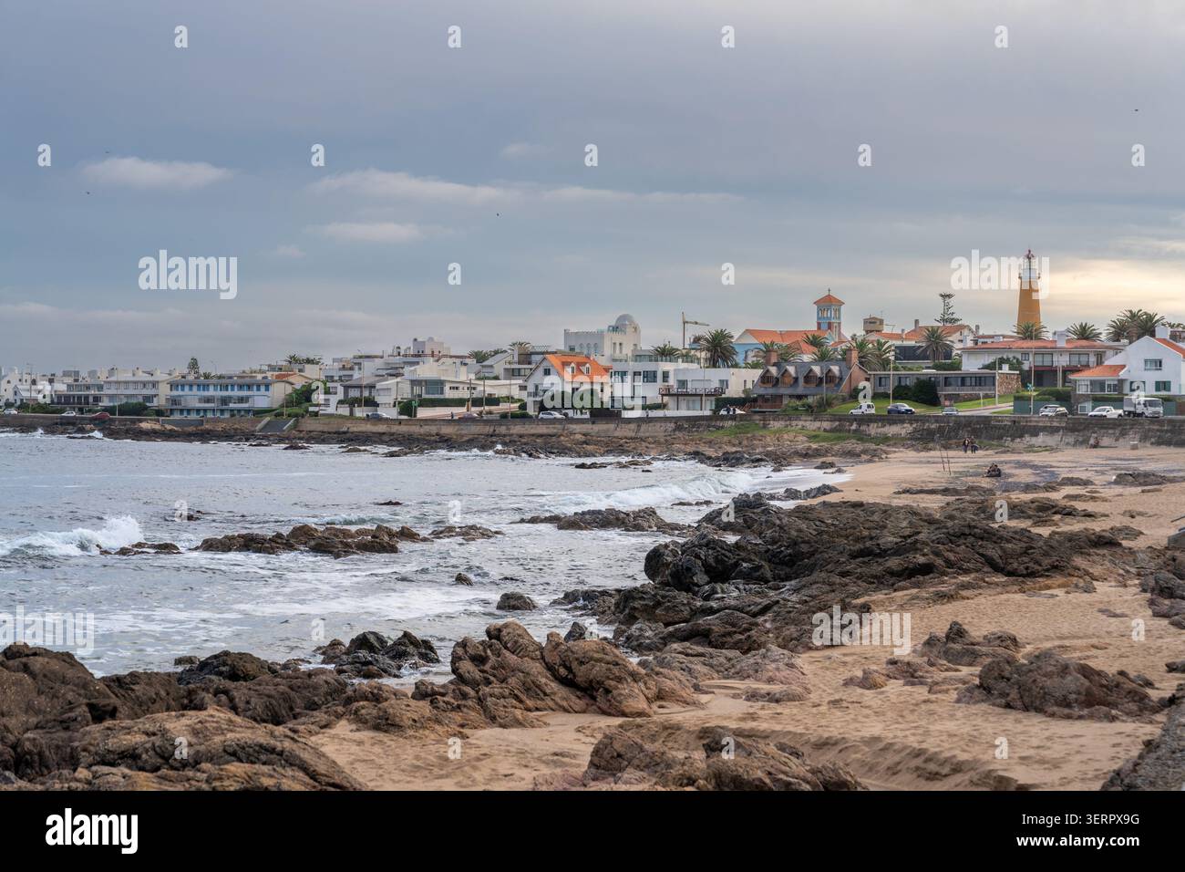 Una splendida vista dell'ora d'oro di Playa Los Ingleses a Punta del Este, Uruguay. La scena presenta aspre rocce costiere, litorale sabbioso e gli iconi Foto Stock