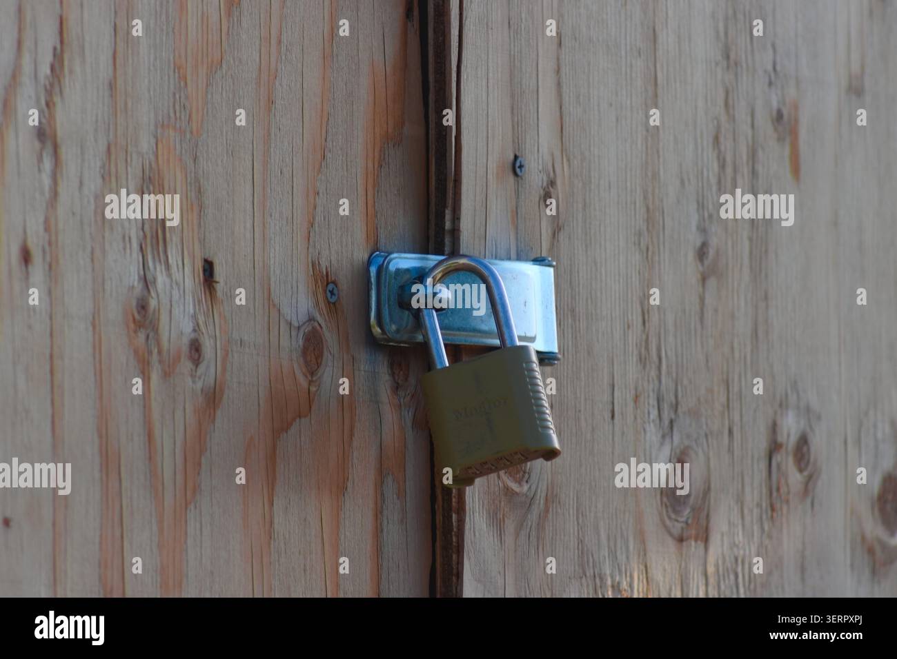 Un lucchetto assicura un ingresso in legno su una proprietà vuota a Corona, California. Foto Stock