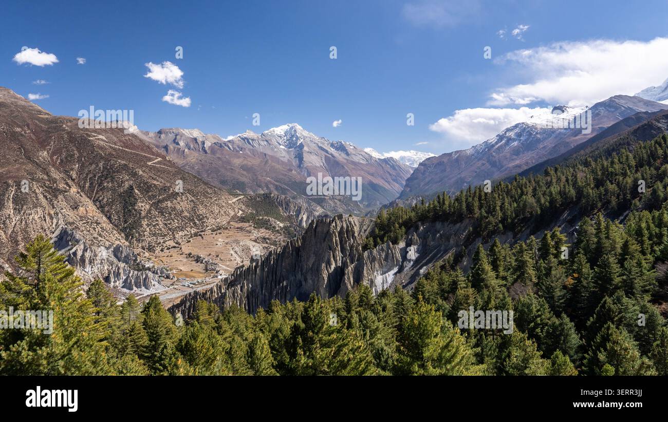 Valle montana e scogliere rocciose tra Ghyaru e Ngawal sull'Annapurna Circuit nella regione di Manang dell'Himalaya nepalese Foto Stock