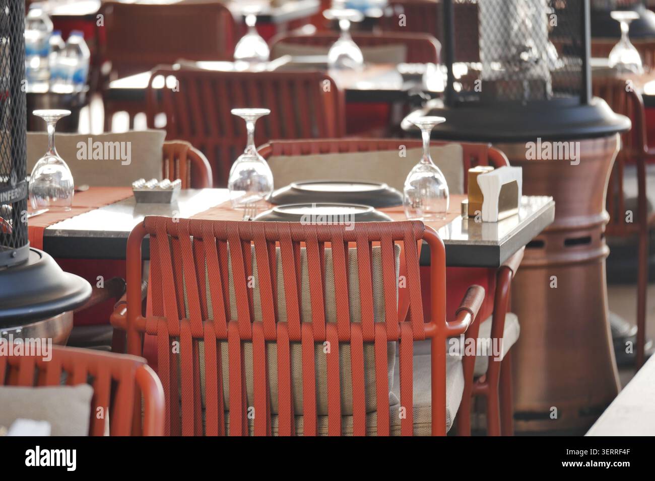 Tavoli per cenare in un ristorante durante il giorno Foto Stock