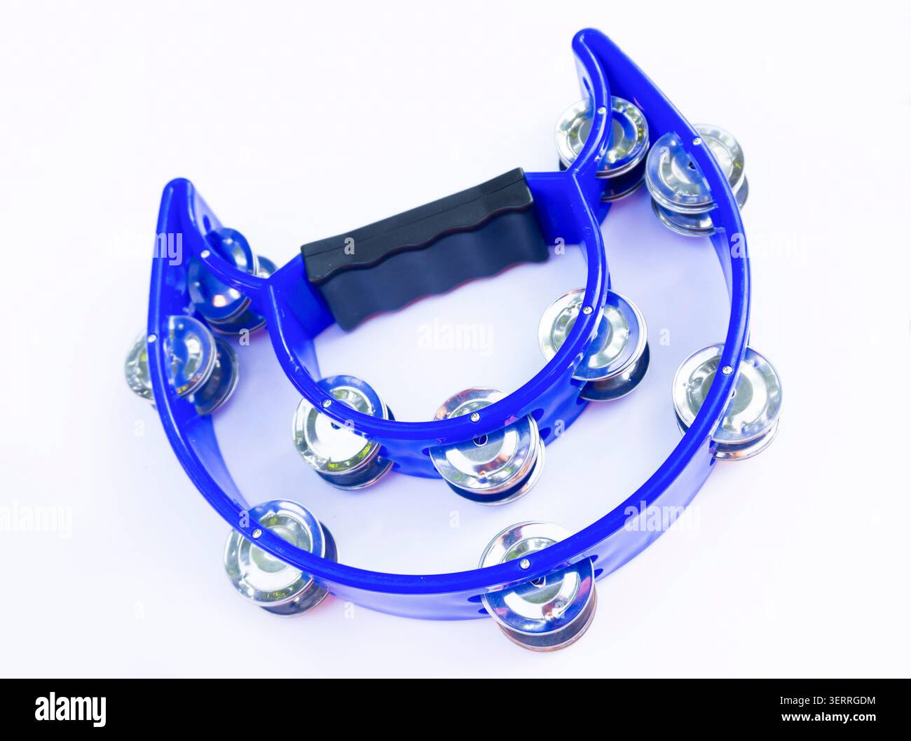 Tambourine Blue Hand con Jingle di metallo isolato su bianco Foto Stock