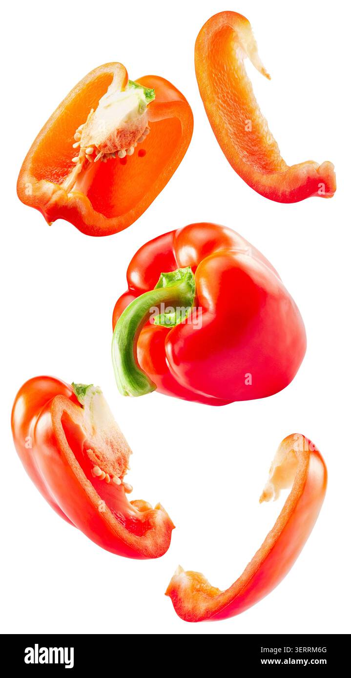 Una collezione di vari peperoni tagliati e interi nei colori rosso e arancione. Foto Stock