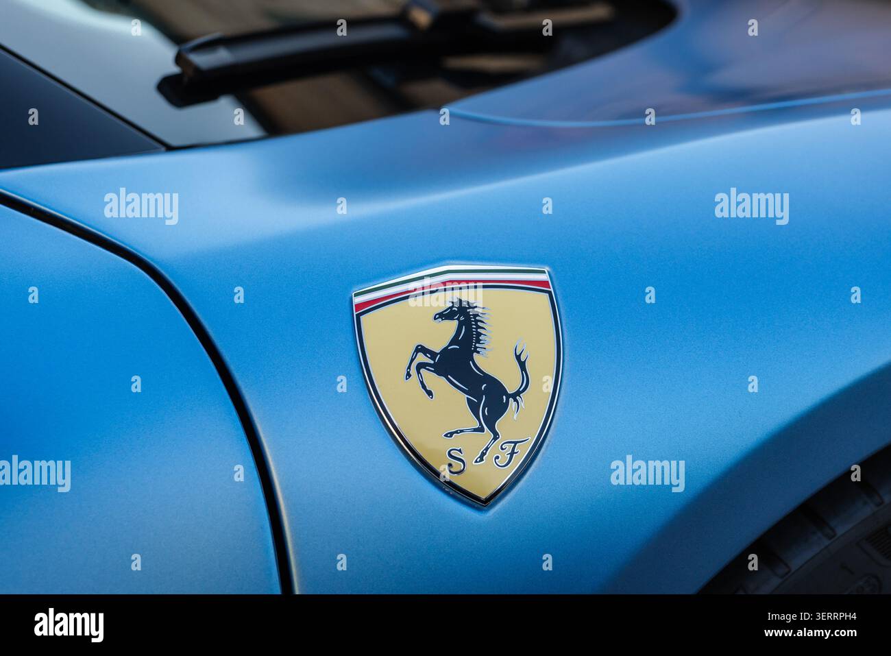Lubiana, Slovenia - 11 aprile 2026: La Ferrari SF90 mostra il suo colore blu e il suo logo al salone dell'auto. Foto Stock