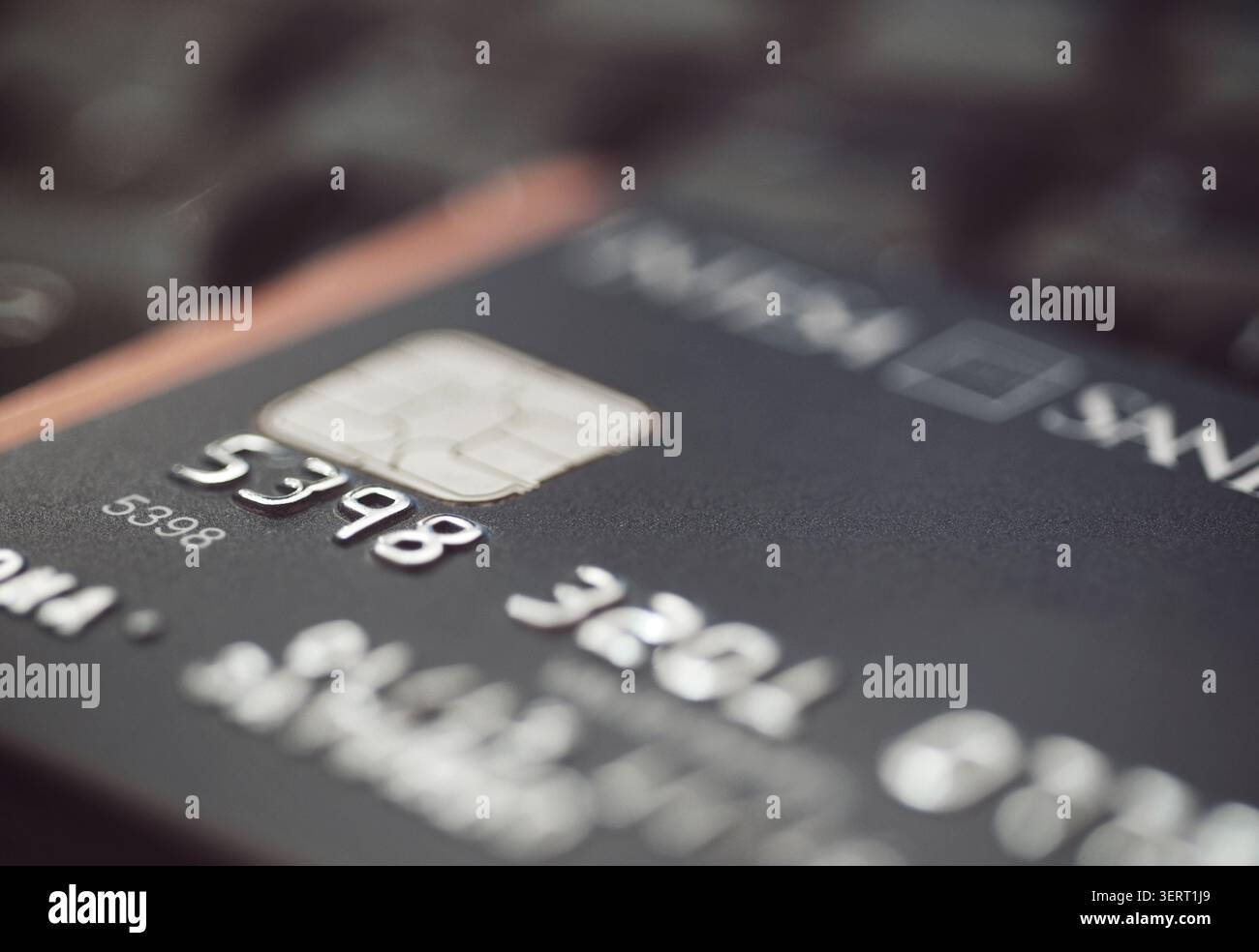 primo piano della carta di credito sulla tastiera del notebook. Foto Stock
