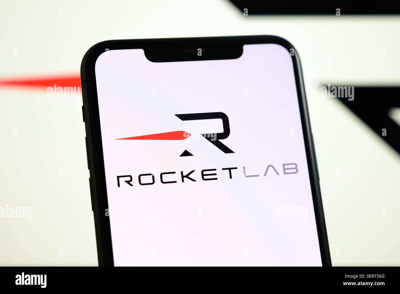 Parigi, Francia - 19 giugno 2026: Uno schermo per smartphone con il logo dell'azienda aerospaziale Rocket Lab. Foto Stock
