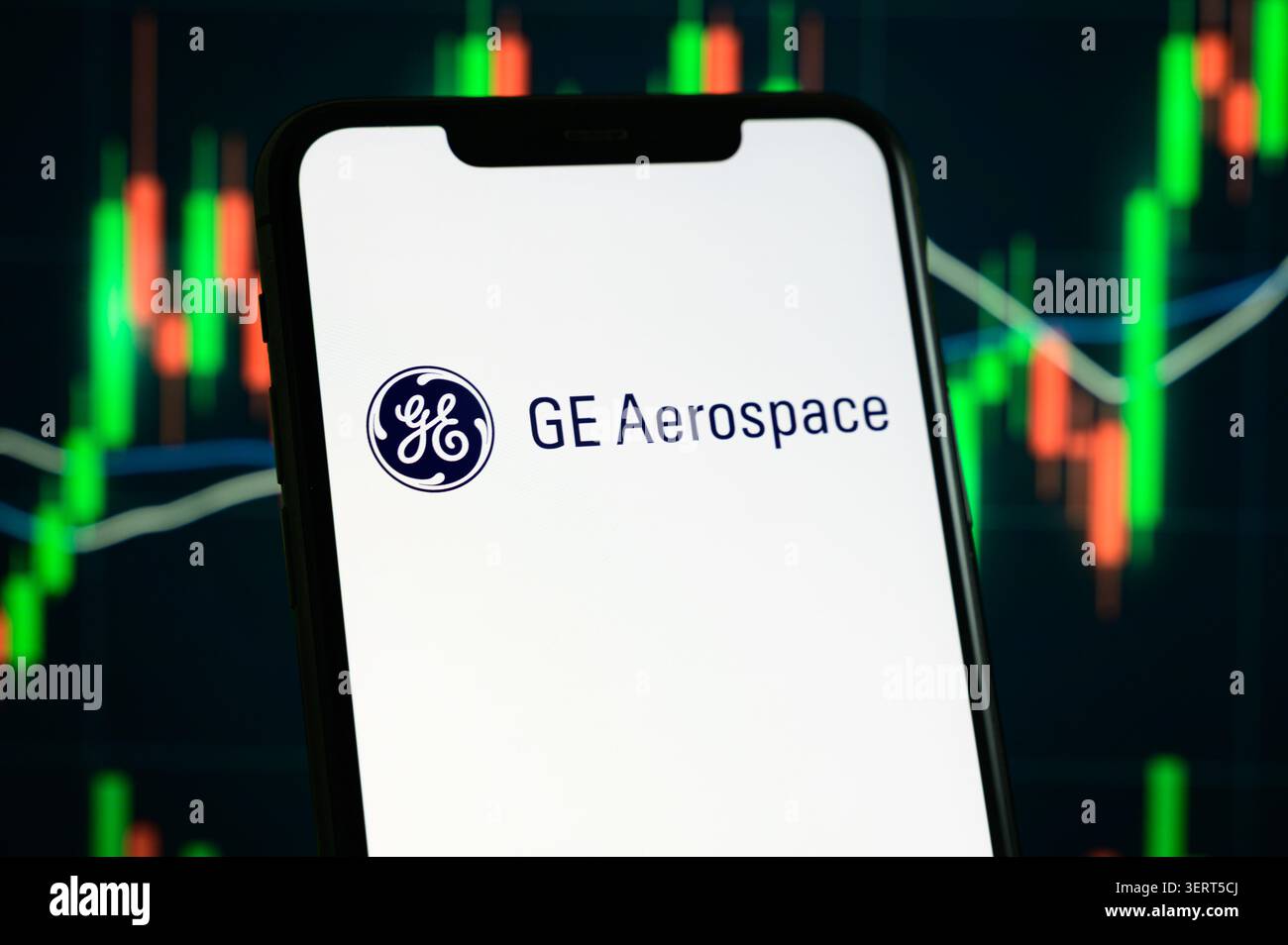 Parigi, Francia - 19 giugno 2026: Uno schermo per smartphone con il logo GE Aerospace sullo sfondo di un grafico digitale sfocato del mercato azionario. Foto Stock