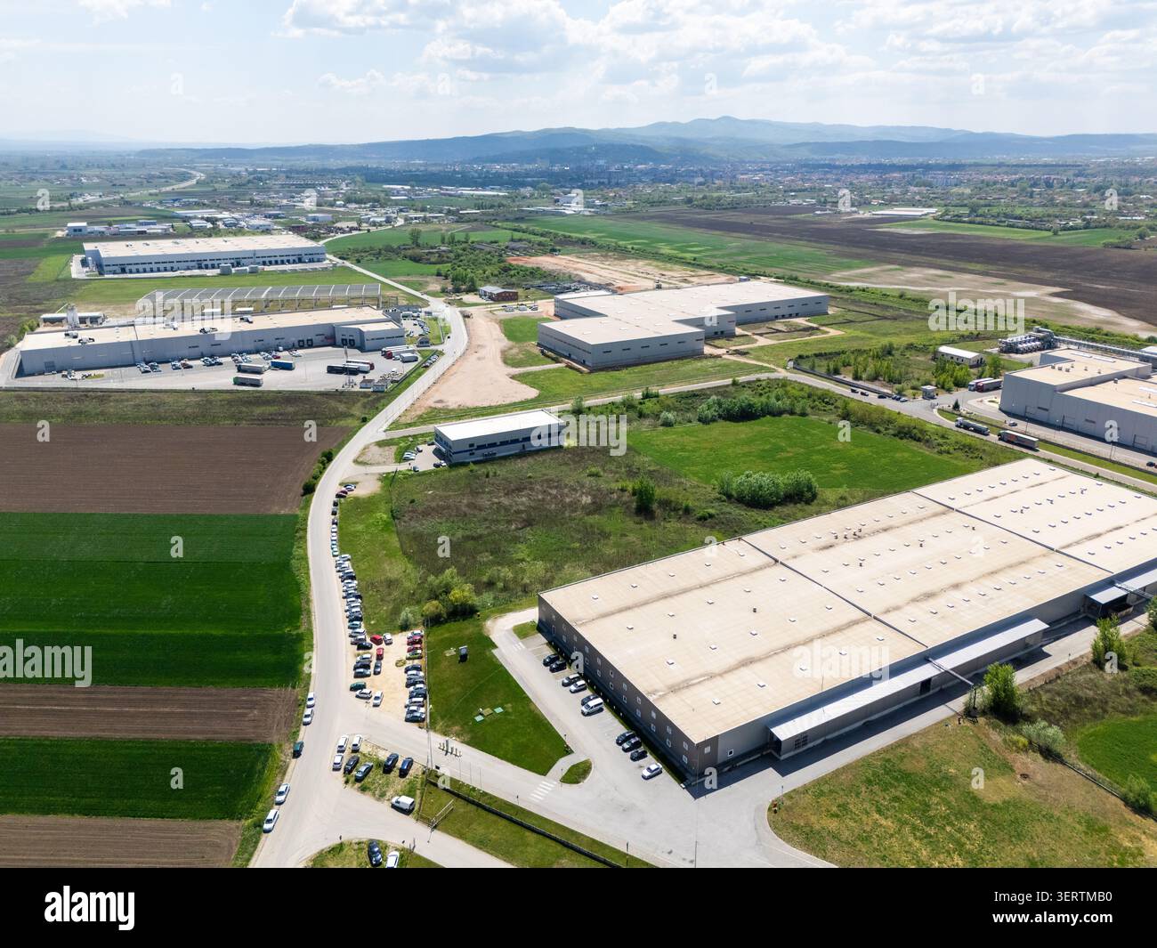 Vista aerea di una massiccia zona industriale con impianti di produzione e magazzini. Foto Stock