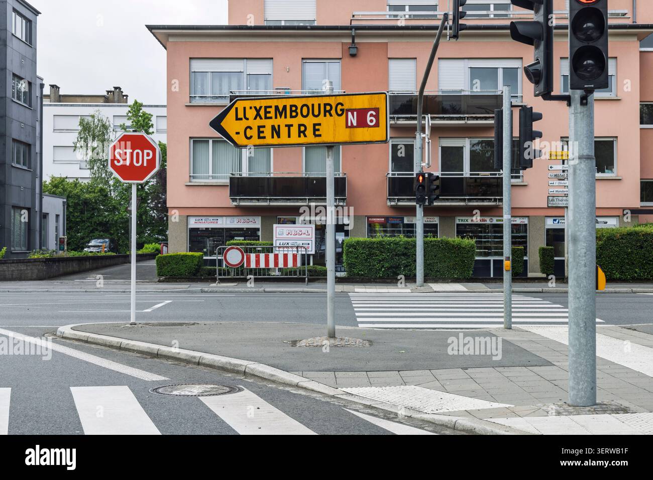 Lussemburgo, Lussemburgo - 5 giugno 2026: Un cartello stradale giallo che punta a sinistra verso il Lussemburgo Centro tramite la Route N6, situato accanto alla A. Foto Stock