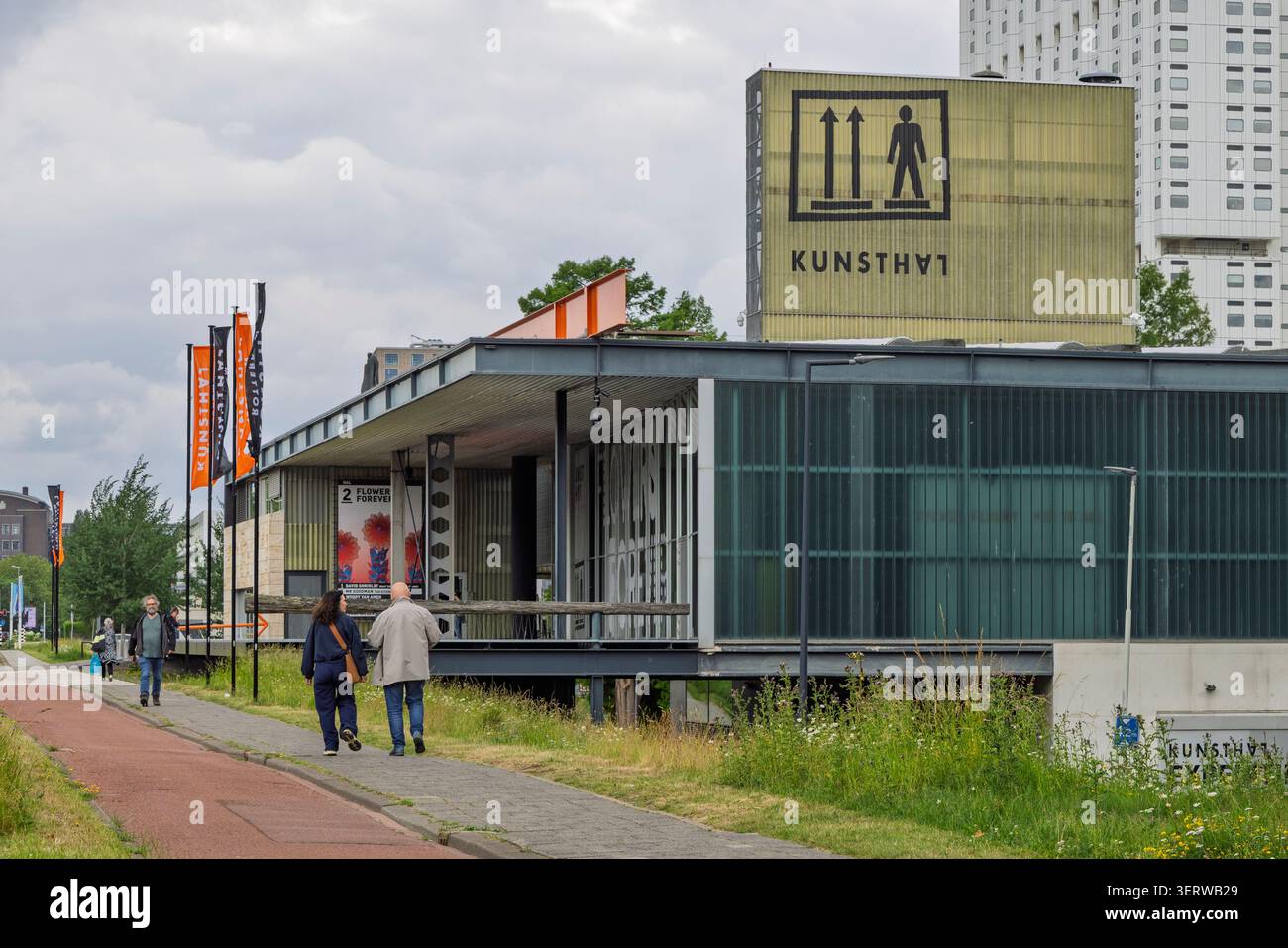 Rotterdam, Paesi Bassi - 3 giugno 2026: Vista esterna del famoso museo d'arte Kunsthal progettato da Rem Koolhaas, con i visitatori che camminano sul sentiero Foto Stock