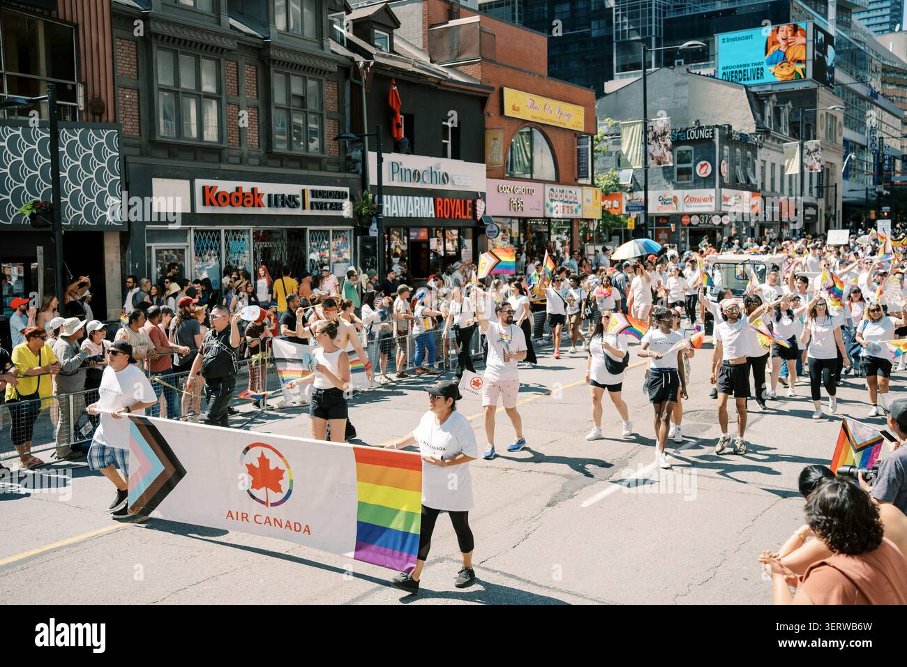 Toronto, Canada - 29 giugno 2025: Organizzazione comunitaria in marcia con banner marchiati Foto Stock
