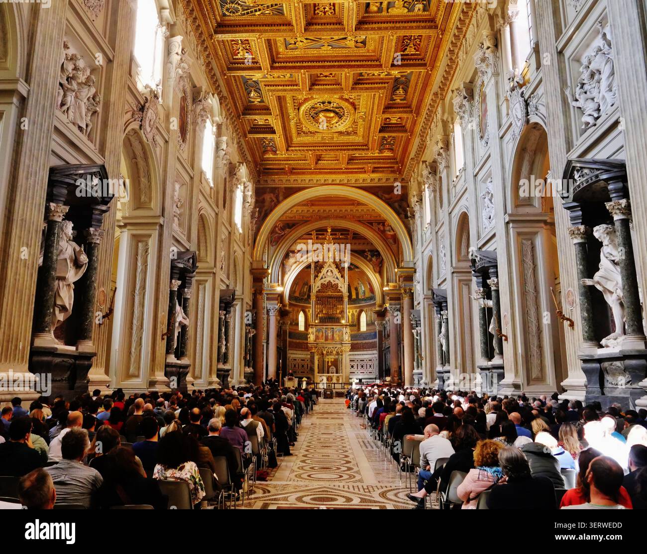 Navata della Basilica Papale di San Giovanni in Laterano/Cattedrale di San Giovanni/Basilca Lateranense, Roma, Lazio, Italia, aprile 2024 Foto Stock
