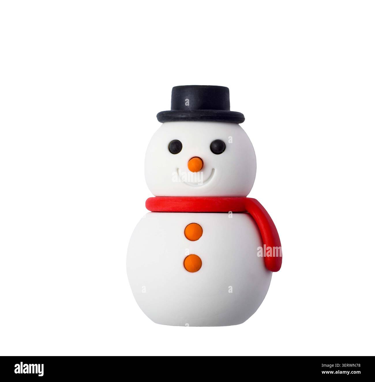 Statuetta di pupazzo di neve sorridente e simpatica con sciarpa rossa e cappello nero isolata sul bianco Foto Stock