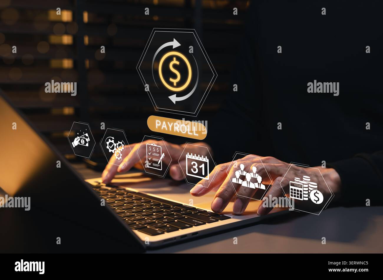 Sistema di gestione della busta paga e concetto di elaborazione degli stipendi dei dipendenti. professionista che utilizza un laptop con busta paga virtuale, trasferimento di denaro, calendario, fattura Foto Stock