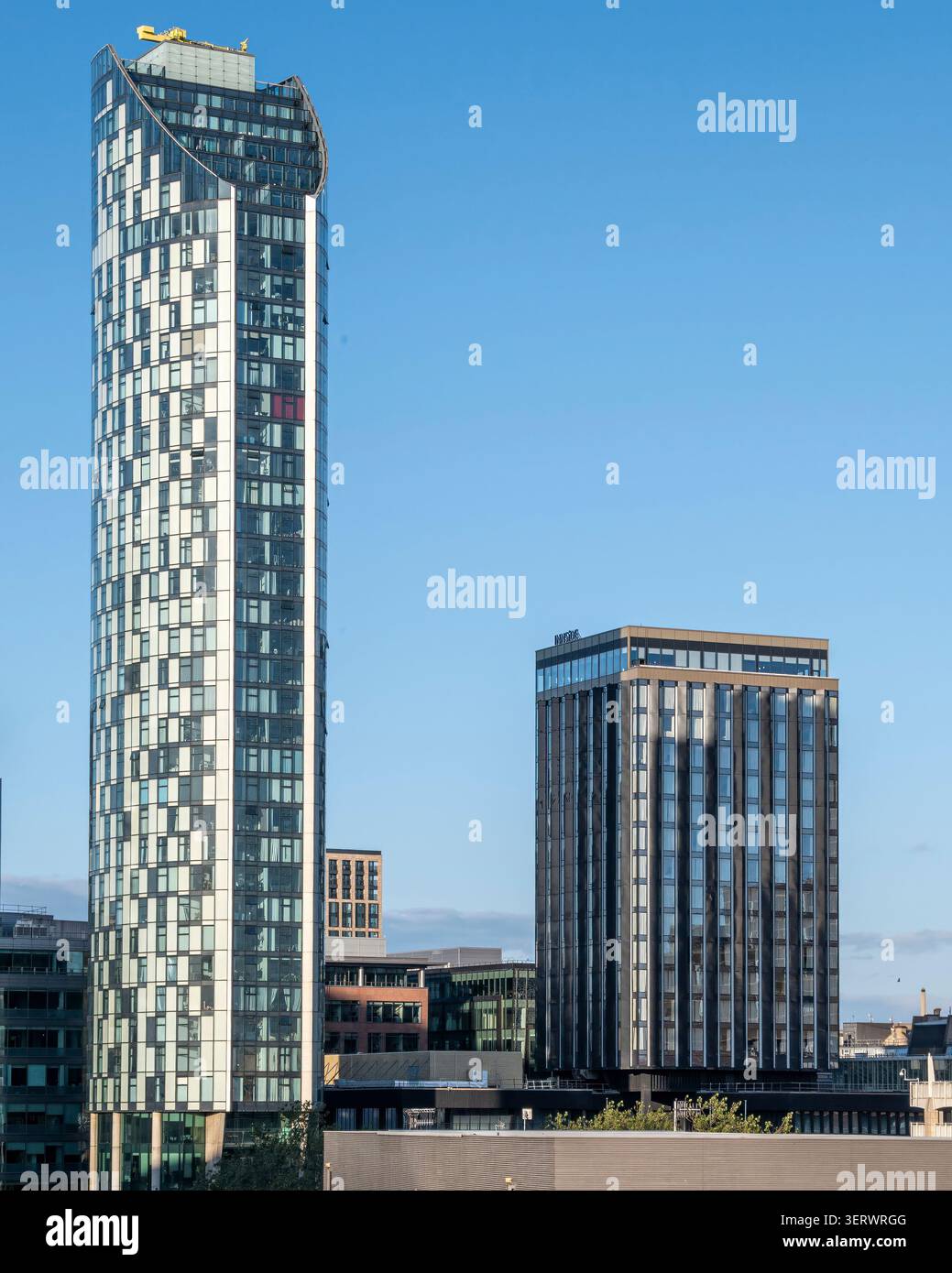 La West Tower è un edificio di 40 piani con uffici e appartamenti a Liverpool, in Inghilterra, completato nel 2007. L'edificio più piccolo di INNSi Foto Stock