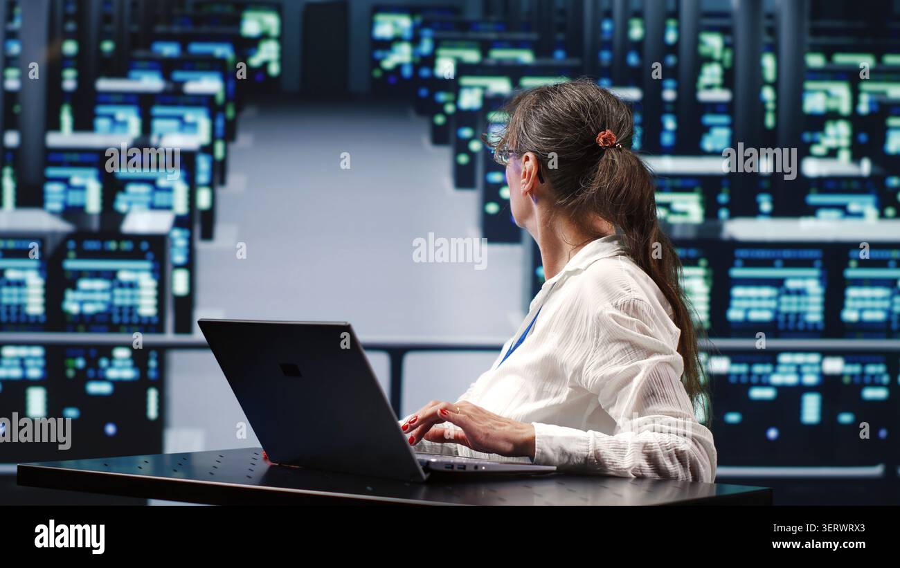 I riparatori esperti nel settore del cloud computing sono in grado di gestire operazioni di elaborazione complesse, eseguendo aggiornamenti regolari ai server e aumentando la potenza di elaborazione per evitare problemi. Foto Stock
