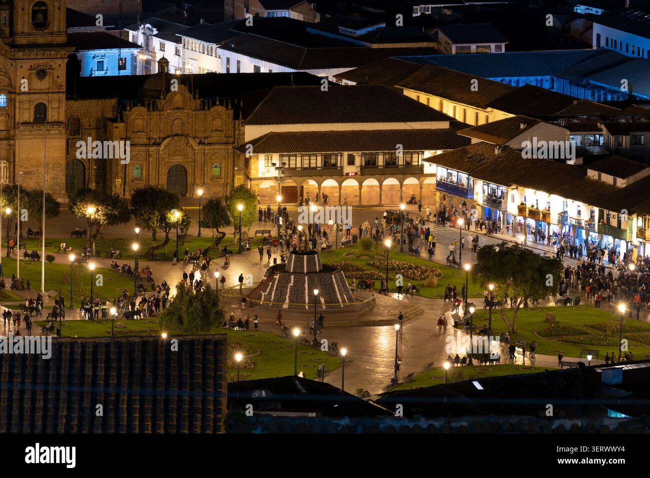 La vista notturna cattura la Plaza de Armas a Cusco, Perù, con una fontana centrale ed edifici storici. Foto Stock