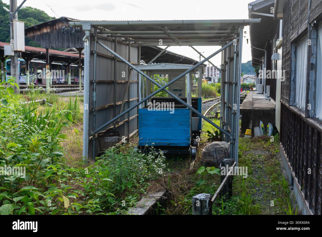 Un piccolo giro in tram alla stazione di Tenryu-Futamata sulla ferrovia Tenryu Hamanako a Hamamatsu, Shizuoka, Giappone, il 19 giugno 2026. Foto Stock