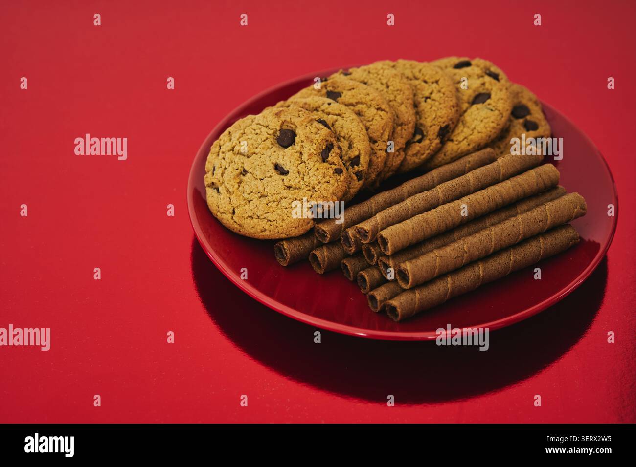 Biscotti di avena e rotoli di wafer al cacao Foto Stock