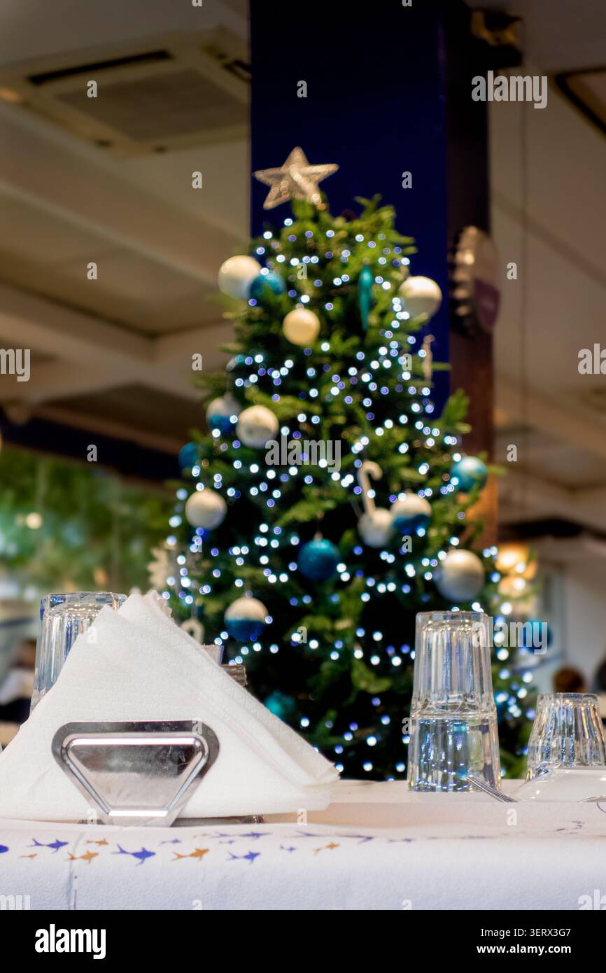 Tavolo di una taverna a Natale Foto Stock