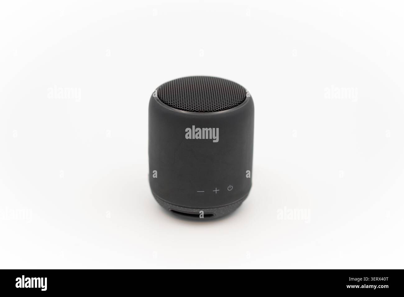 Altoparlante Bluetooth portatile su sfondo bianco. Foto Stock