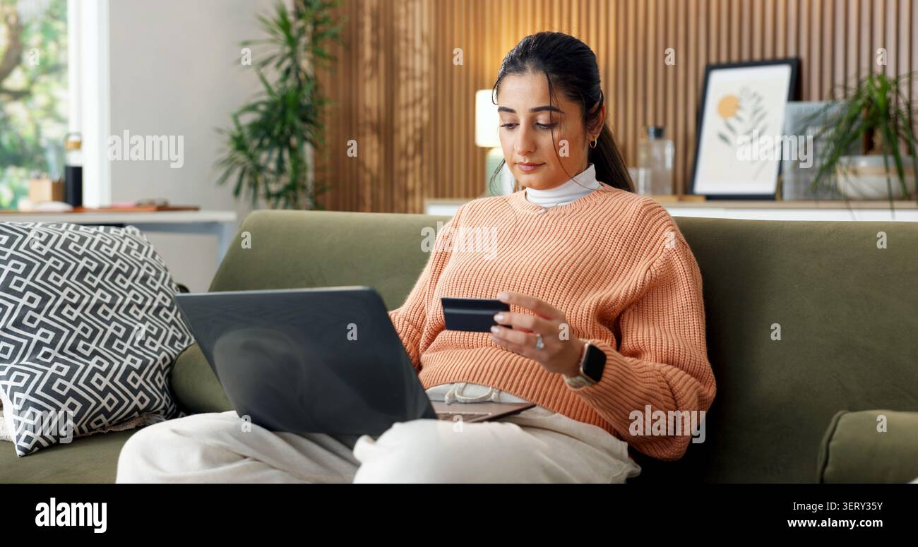 Donna, carta di credito e laptop a casa per acquisti online, pagamento di un abbonamento o transazioni. Dettagli di persona, negozio online o debito per l'e-commerce Foto Stock