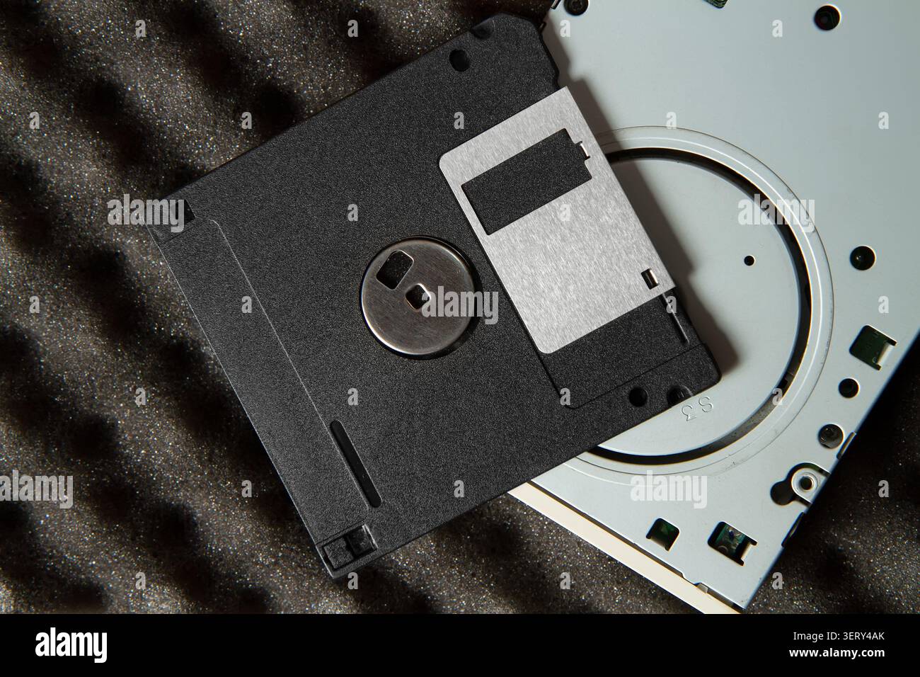 Disco floppy e unità floppy del computer. Primo piano su apparecchiature informatiche. Foto Stock