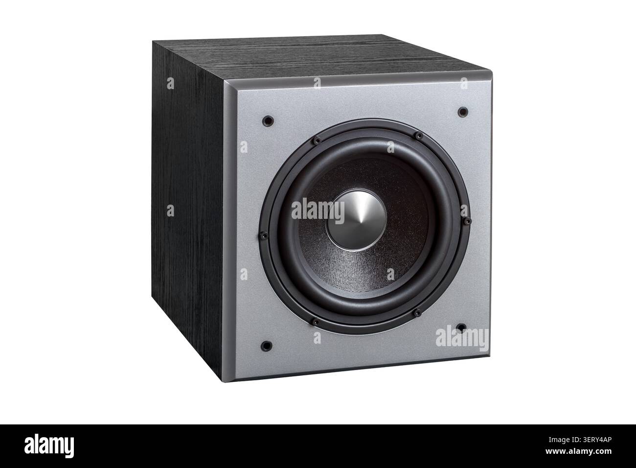 Subwoofer potente e moderno su sfondo bianco. Sistema di altoparlanti attivi per la riproduzione dei bassi. Foto Stock