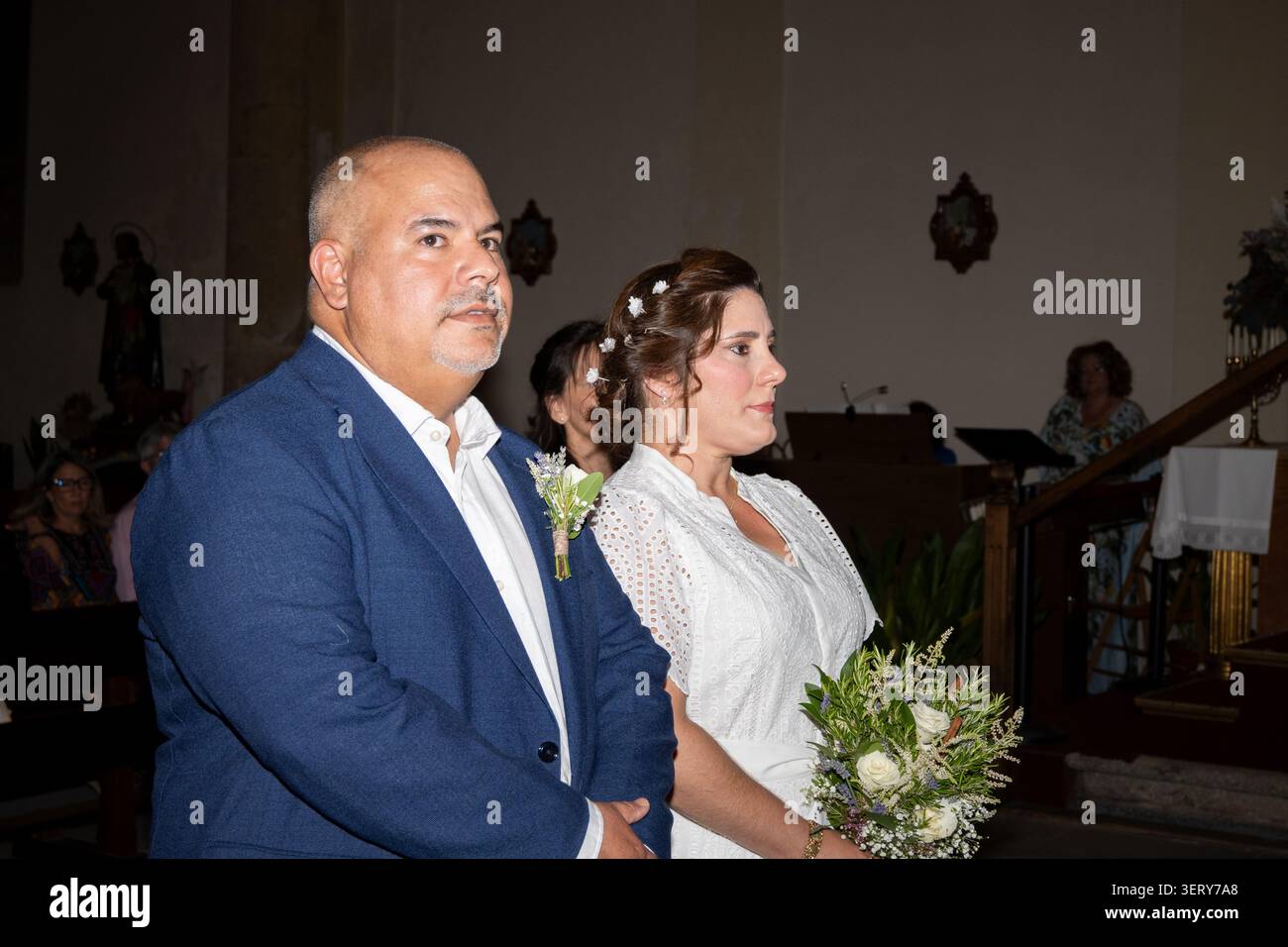 Sposa e sposo si scambiano i voti durante la cerimonia nuziale in una chiesa Foto Stock
