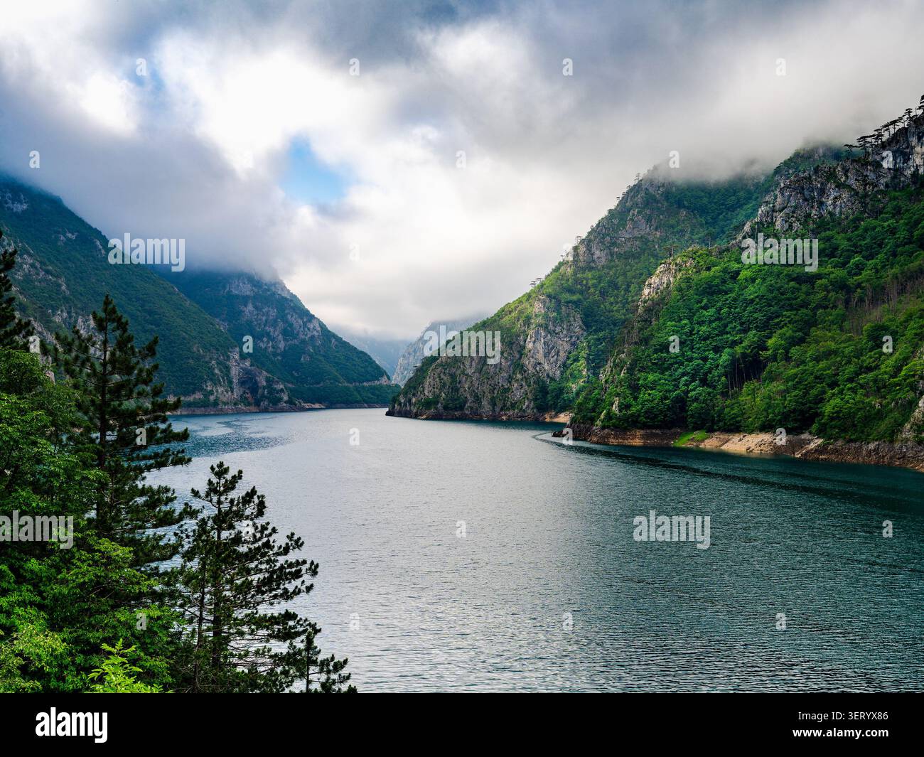 Vista panoramica del canyon del fiume Drina vicino a Foca, Bosnia ed Erzegovina. Le acque calme si snodano tra le ripide montagne boscose sotto le nuvole basse e spettacolari Foto Stock