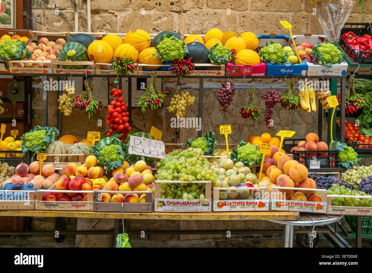 Mercato di strada con frutta e verdura a Bari, Italia Foto Stock