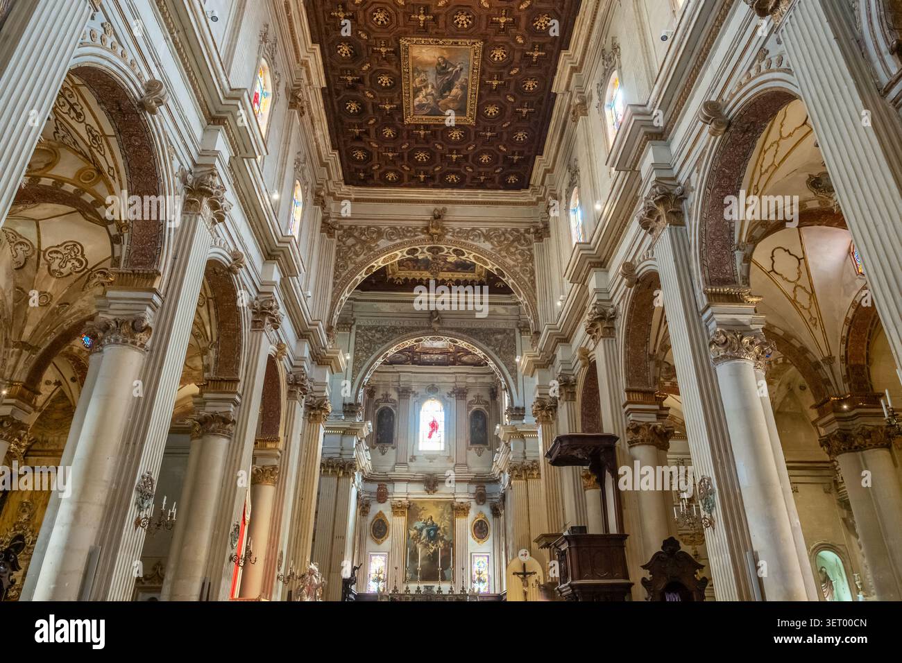 Grande interno barocco della Cattedrale di Lecce, Italia Foto Stock