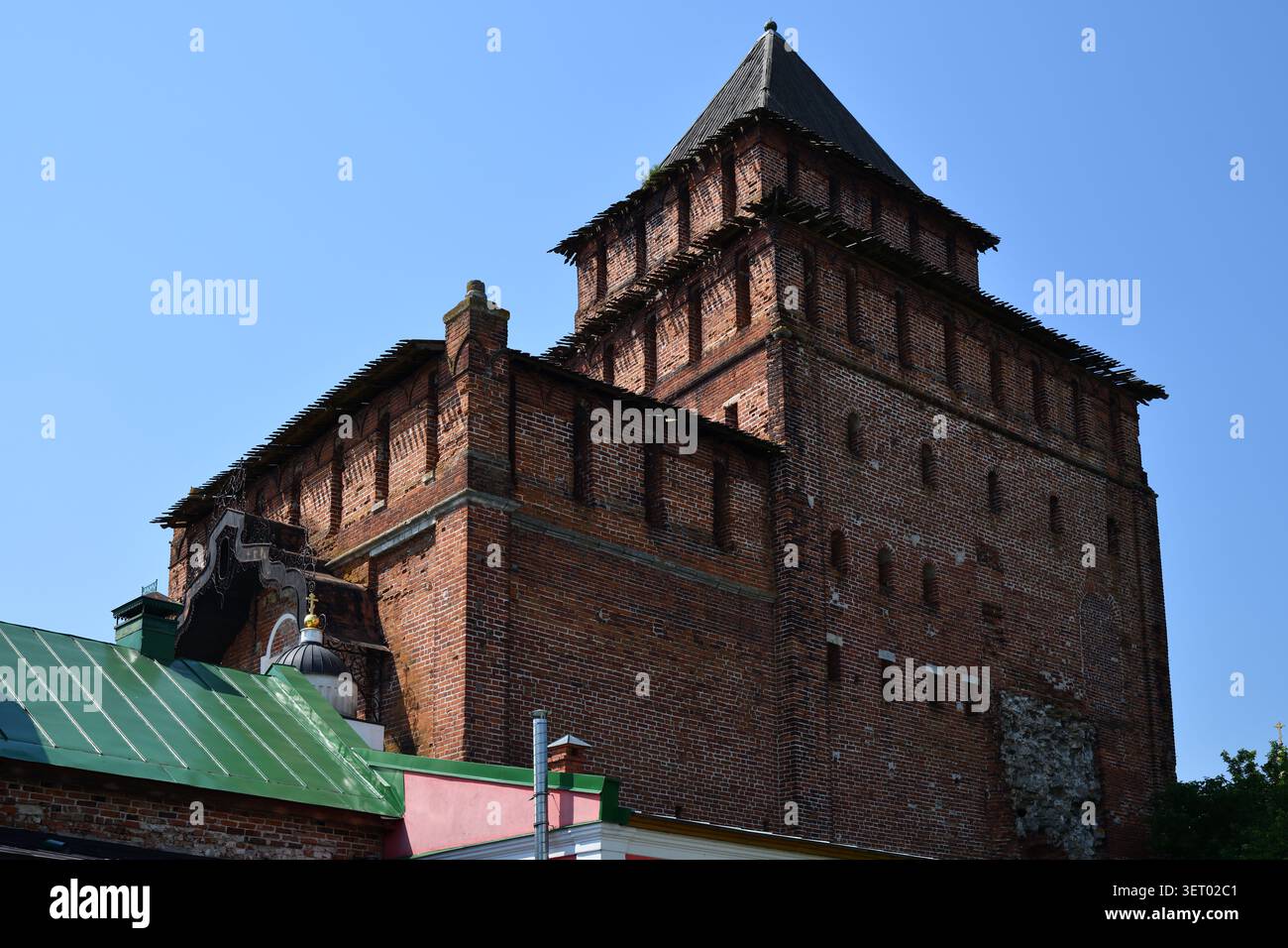 Vista della torre della porta Pyatnitsky del Cremlino Kolomna dal cortile interno, Kolomna. Russia Foto Stock
