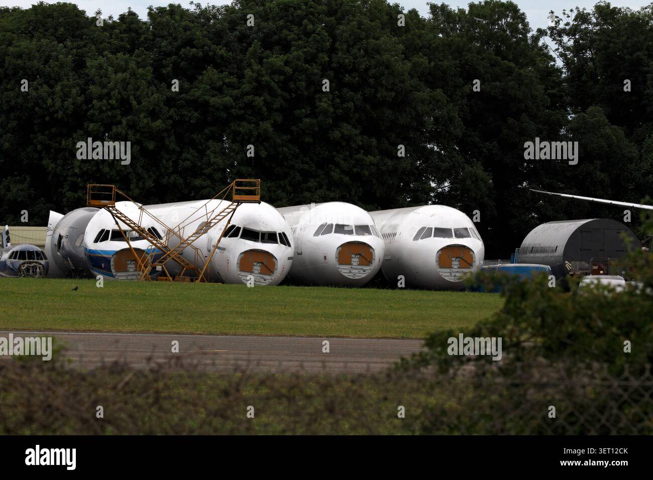 Cantiere di rottamazione e demolitori aerei, Kemble, Aeroporto di Cotswold. Essere rottamati e smontati per le parti. Corpi aerei Foto Stock