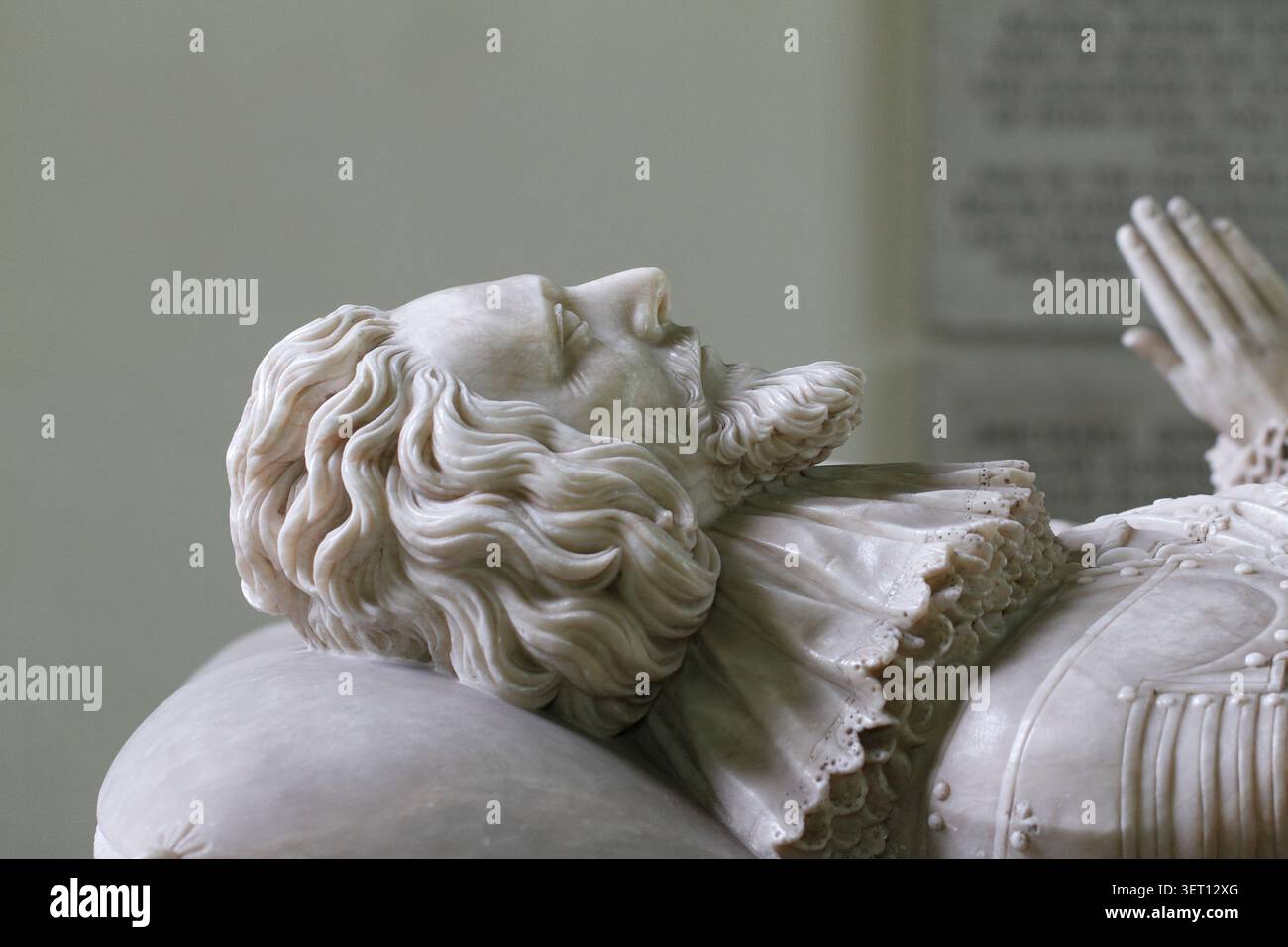 Altare-tomba di Sir John Kyrle in abito Stuart, in marmo. Nella chiesa di Much Marcle, nell'Herefordshire. Foto Stock