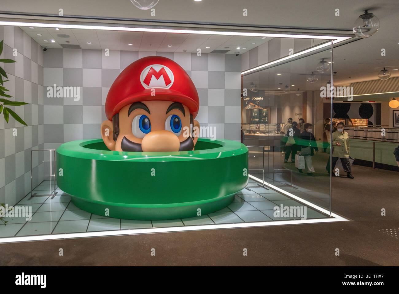 Installazione gigante di Mario che emerge da un tubo verde a Nintendo KYOTO, Kyoto Takashimaya S.C., Giappone. Foto Stock
