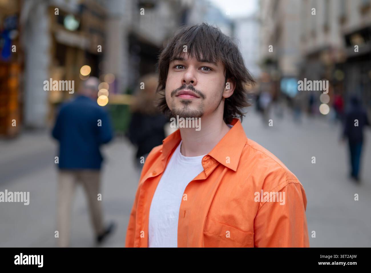 Ritratto di Young Man in City Street. Foto Stock