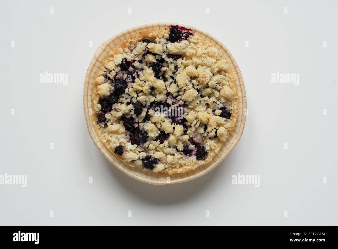 piccola torta tedesca sbriciolata ai mirtilli su sfondo bianco, nota anche come streuselkuchen o torta sbriciolata Foto Stock