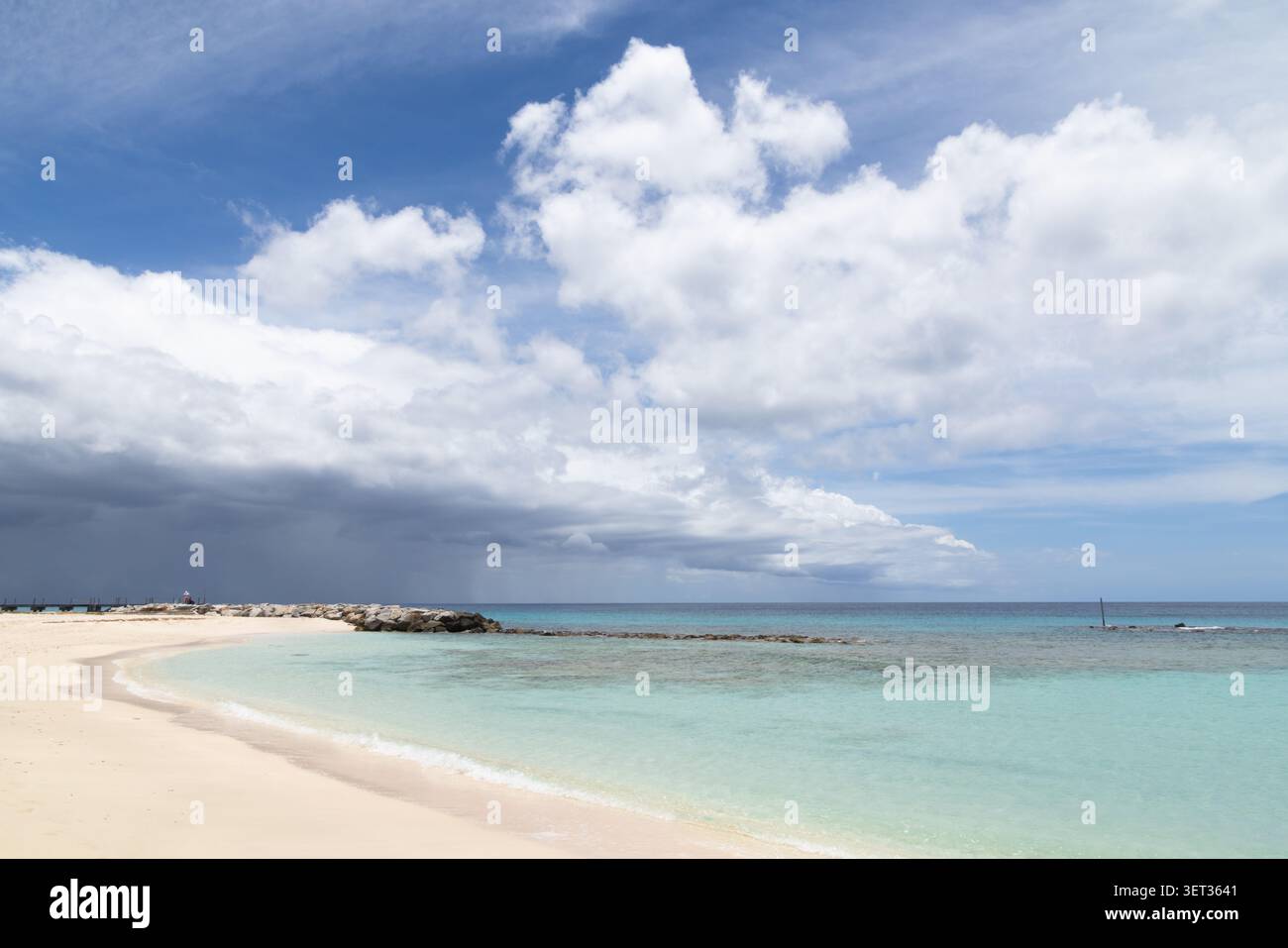 Vista dalla spiaggia di Heywoods sotto il sole tropicale con nuvole di pioggia che si affacciano a sud vicino a Speightstown, Saint Peter, Barbados Foto Stock