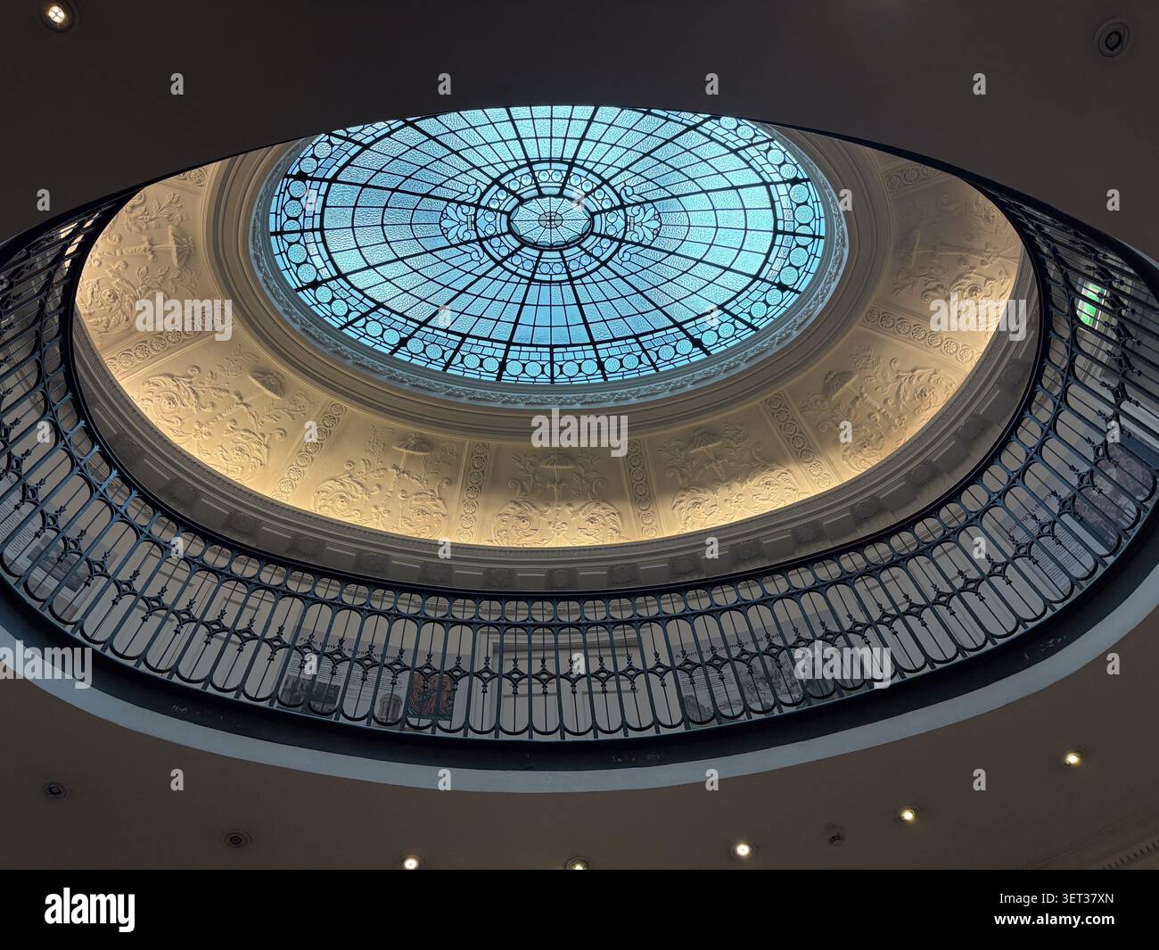 Soffitto in vetro colorato della Gallery of Modern Art, Glasgow, Regno Unito Foto Stock