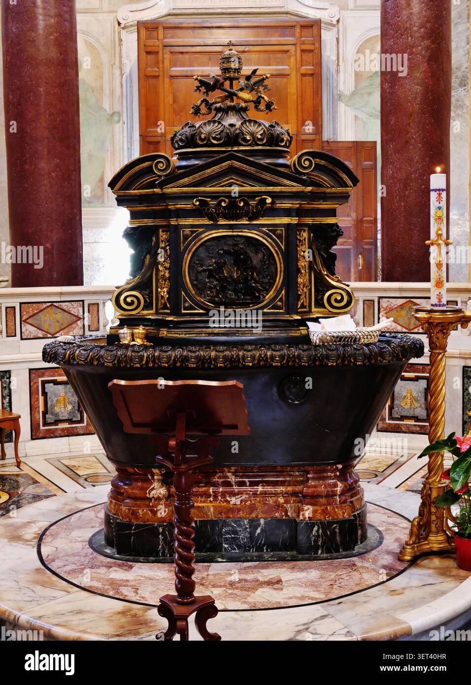 Fonte battesimale del Battistero Papale San Giovanni in fonte al Laterano, Roma, Lazio, Italia, aprile 2024 Foto Stock