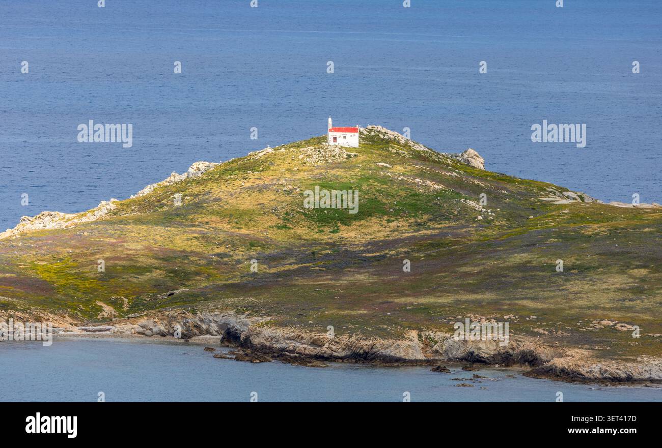 Piccola vecchia chiesa greca ortodossa sulla collina rocciosa dell'isola di Mykonos, in Grecia Foto Stock