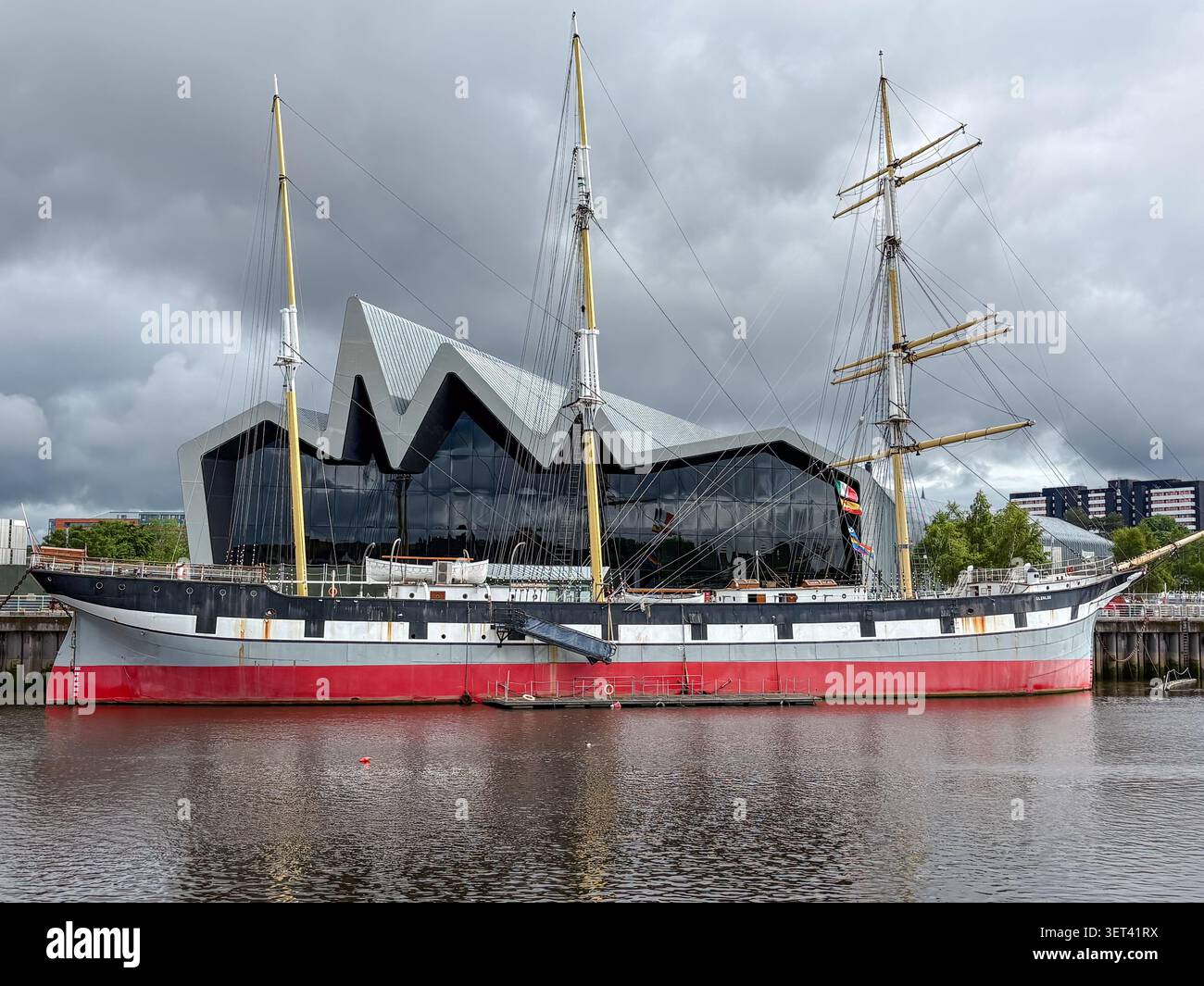 La nave alta Glenlee con il museo Riverside, Glasgow Foto Stock