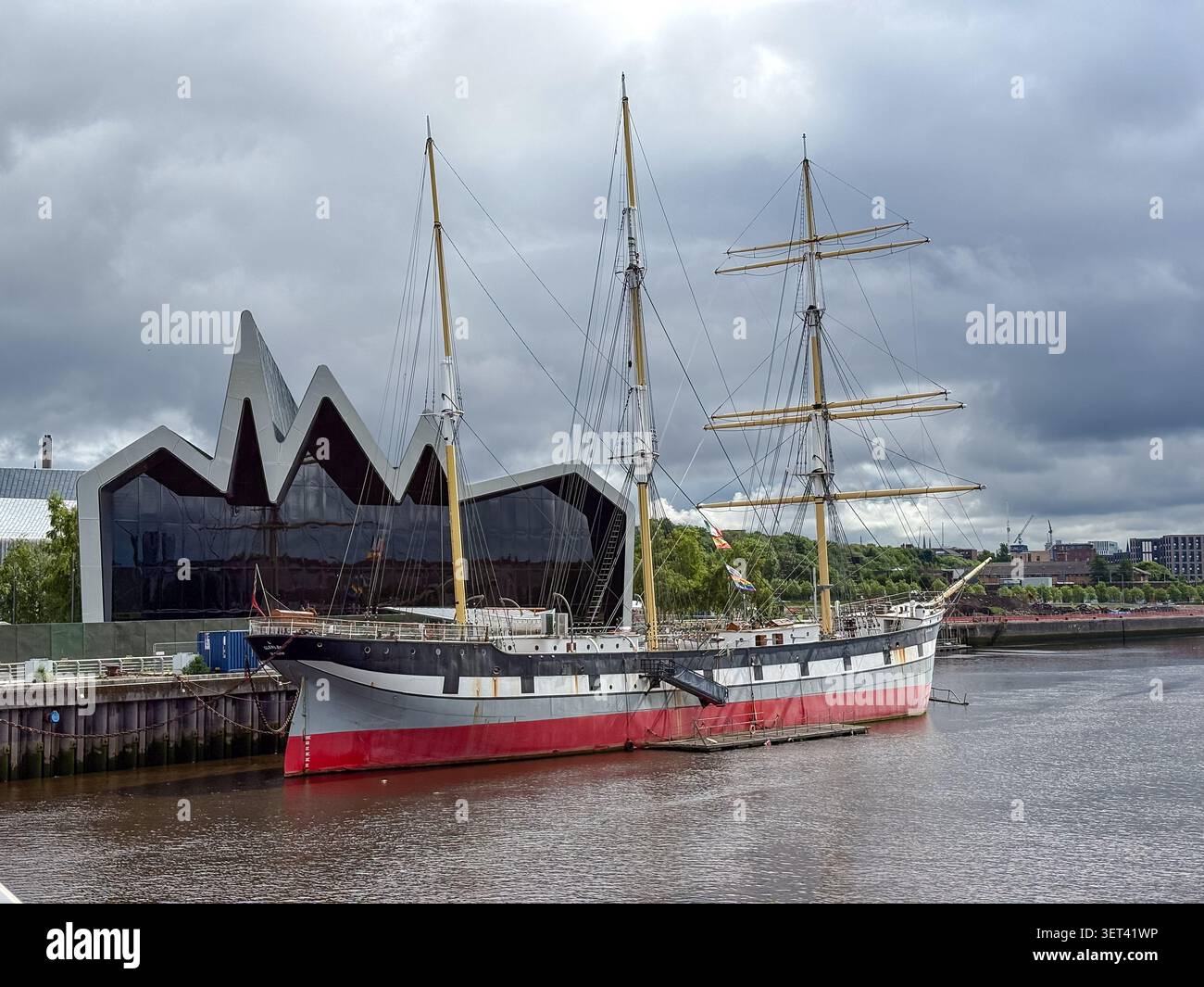 La nave alta Glenlee, una nave storica, ormeggiata a Glasgow con il Riverside Museum sullo sfondo. Foto Stock