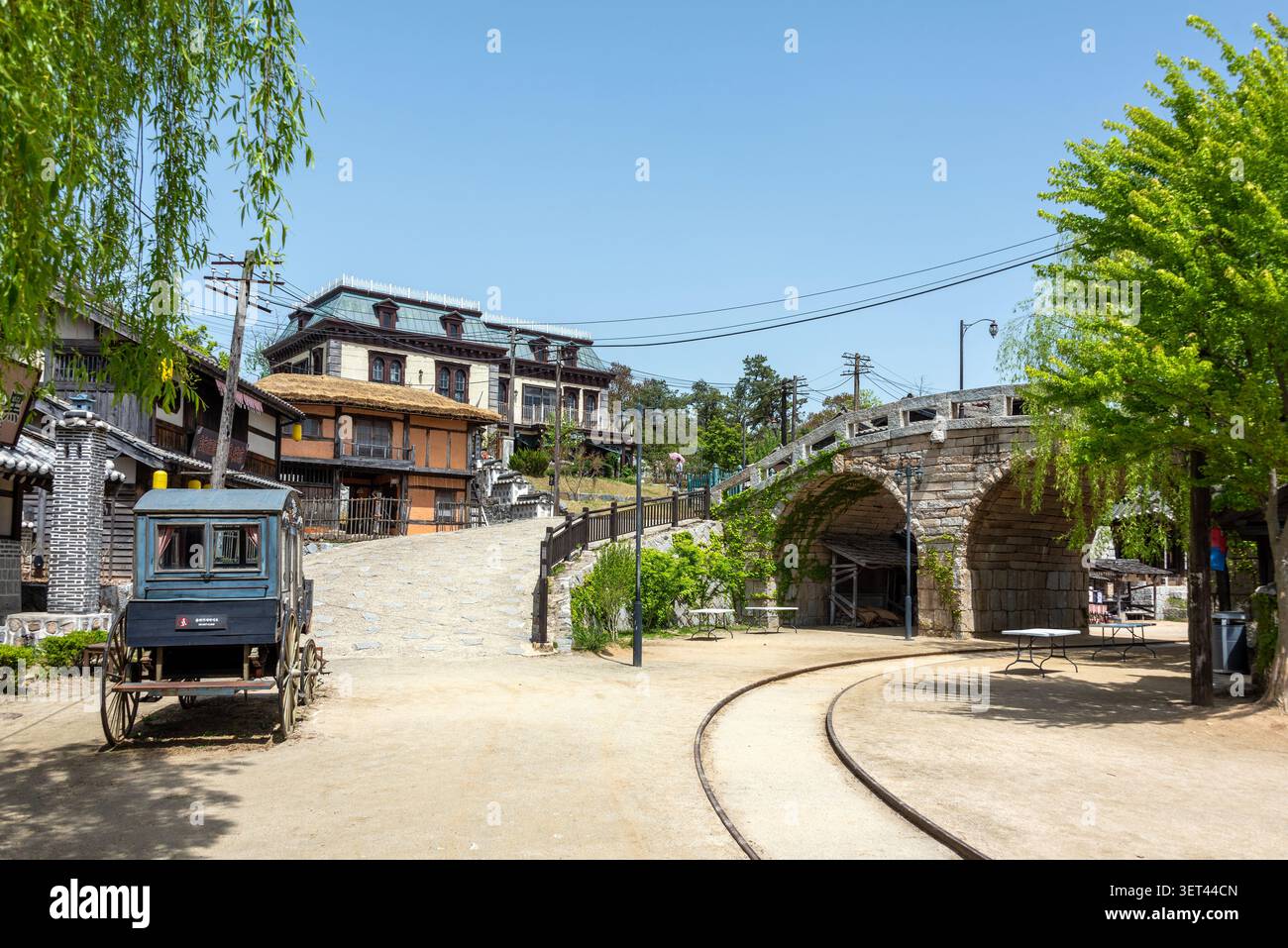 Scena di strada di Hanseong durante il periodo dell'Impero Coreano al Sunshine Studio, un parco a tema drammatico a Nonsan, Corea del Sud. Foto Stock