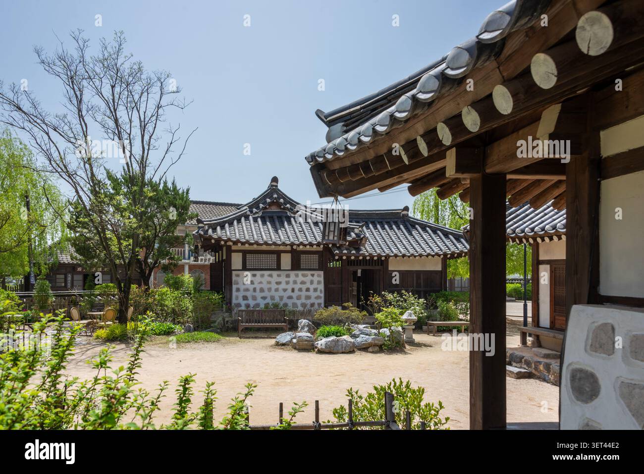 Tradizionali case hanok dell'epoca dell'Impero Coreano al parco tematico Sunshine Studio a Nonsan, Corea del Sud. Foto Stock