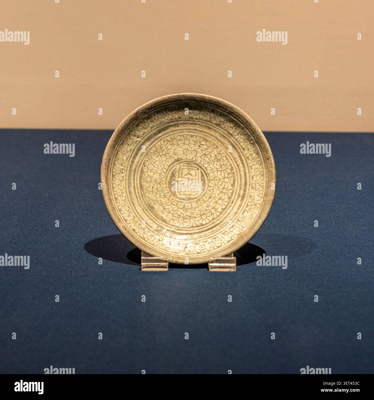 Piatto Buncheong timbrato con l'iscrizione 'Naeseom', realizzata durante la dinastia Joseon del XV secolo, in mostra al Museo della ceramica Gyeonggi a Gwangju Foto Stock