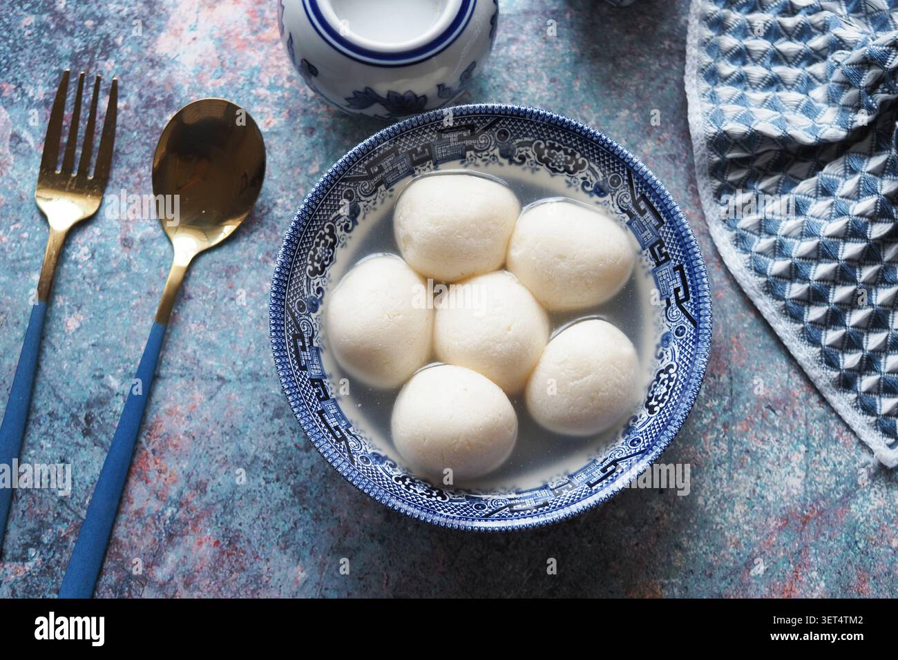 Rasgullas, un popolare dessert dell'Asia meridionale fatto con cagliata di latte Foto Stock